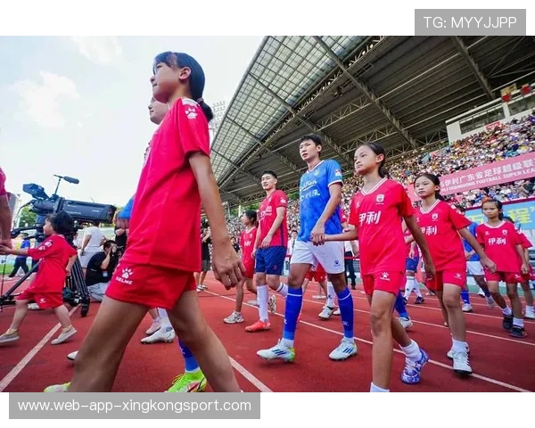 足球双人配合穿裆过人，全场狂欢的极致瞬间
