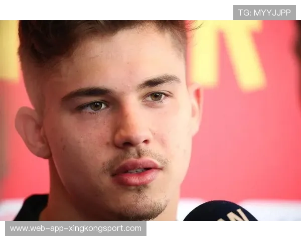 安德莱赫特凭借连续传递找到禁区空档——战术美学与训练之道